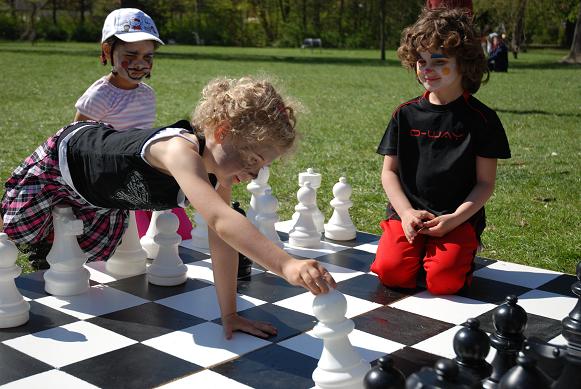 Barn spelar schack